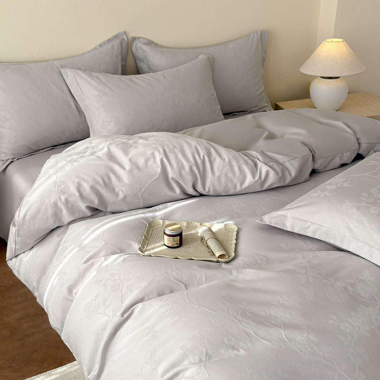 91家纺网 家纺一手货源 找家纺 慕尚家纺 2026新款A类60支长绒棉纯棉提花贡缎大提花光泽绸缎感四件套 清风蝶灰