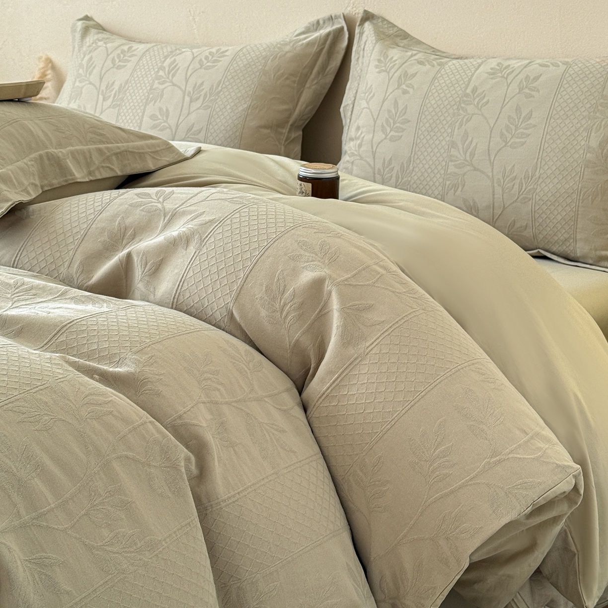 91家纺网 家纺一手货源 找家纺 慕尚家纺 2026新款A类60支长绒棉纯棉提花贡缎大提花光泽绸缎感四件套 花弄影绿