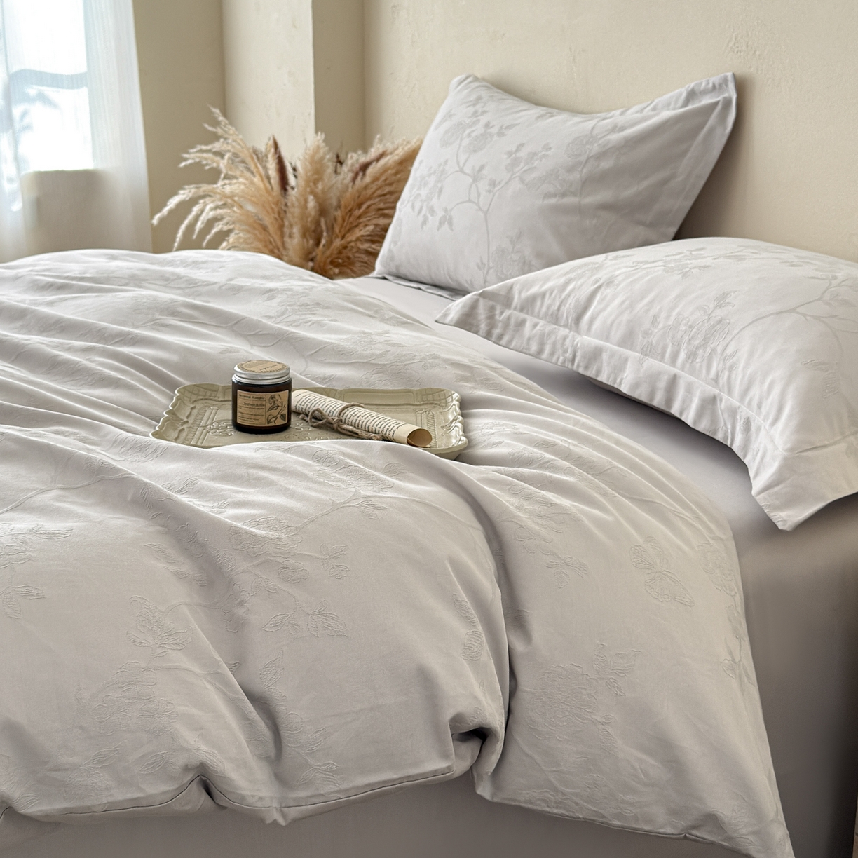 91家纺网 家纺一手货源 找家纺 慕尚家纺 2026新款A类60支长绒棉纯棉提花贡缎大提花光泽绸缎感四件套 清风蝶灰