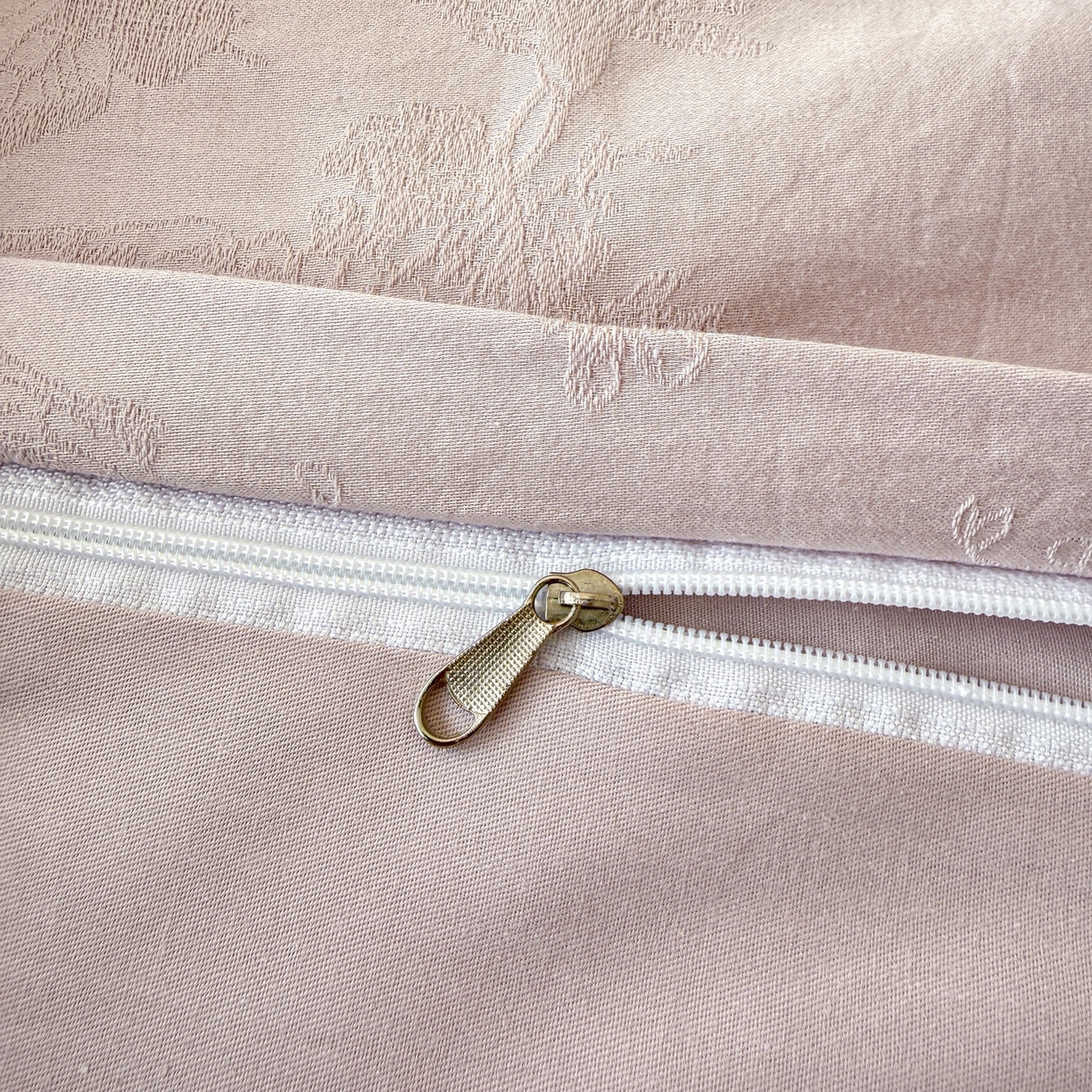 91家纺网 家纺一手货源 找家纺 慕尚家纺 2026新款A类60支长绒棉纯棉提花贡缎大提花光泽绸缎感四件套 鸢尾花蝶紫