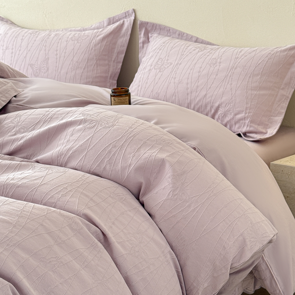 91家纺网 家纺一手货源 找家纺 慕尚家纺 2026新款A类60支长绒棉纯棉提花贡缎大提花光泽绸缎感四件套 线条蝴蝶紫