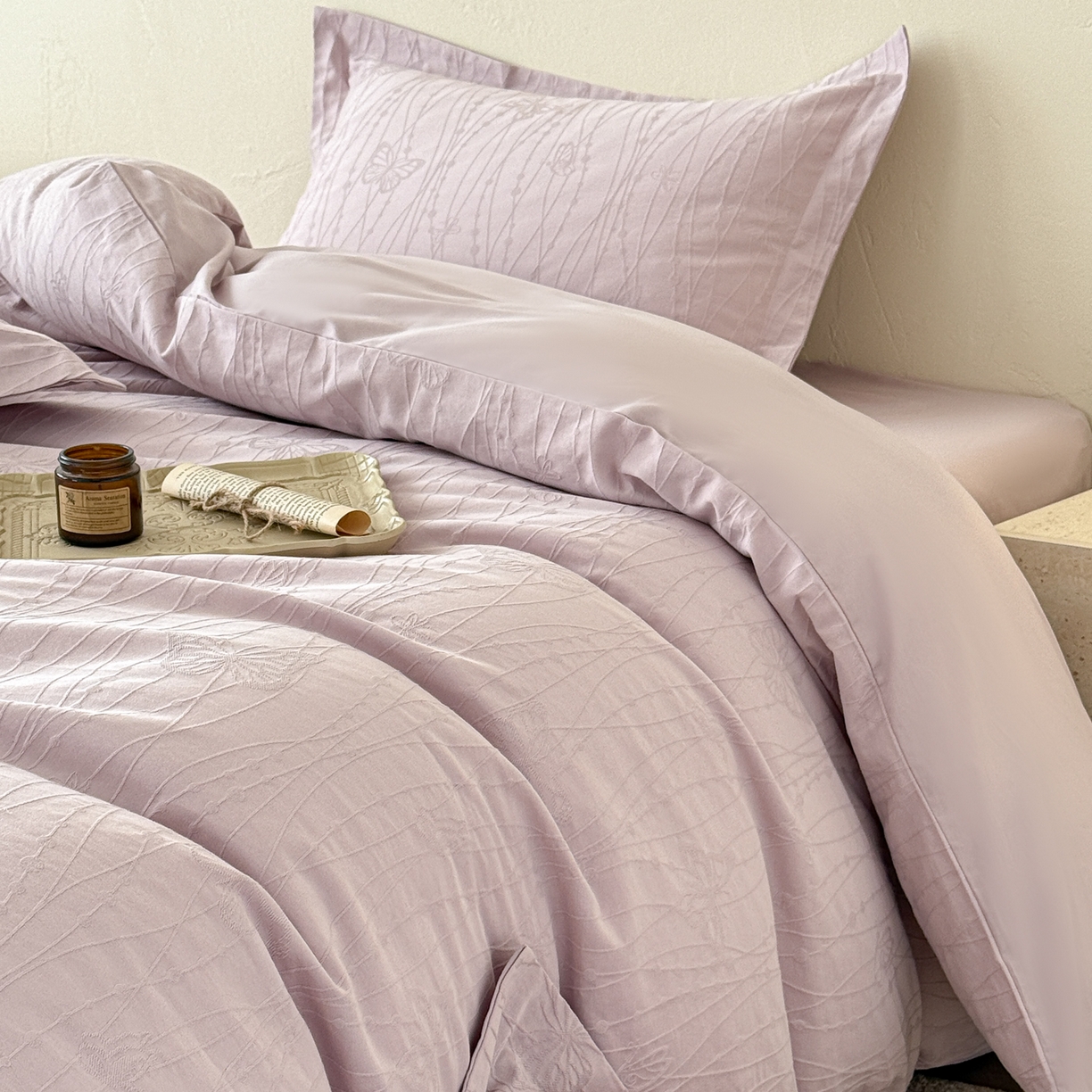 91家纺网 家纺一手货源 找家纺 慕尚家纺 2026新款A类60支长绒棉纯棉提花贡缎大提花光泽绸缎感四件套 线条蝴蝶紫