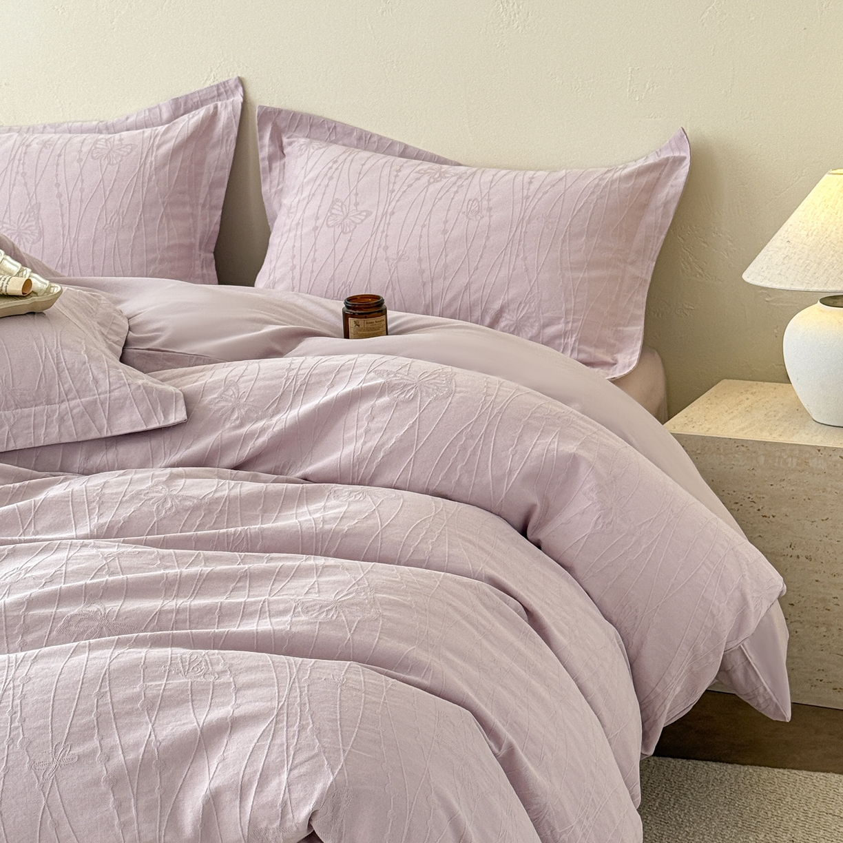 91家纺网 家纺一手货源 找家纺 慕尚家纺 2026新款A类60支长绒棉纯棉提花贡缎大提花光泽绸缎感四件套 线条蝴蝶紫