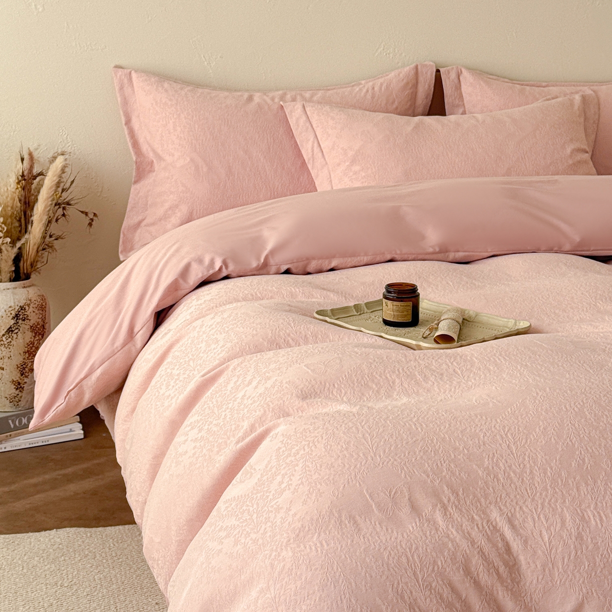 91家纺网 家纺一手货源 找家纺 慕尚家纺 2026新款A类60支长绒棉纯棉提花贡缎大提花光泽绸缎感四件套 麦穗蝴蝶粉