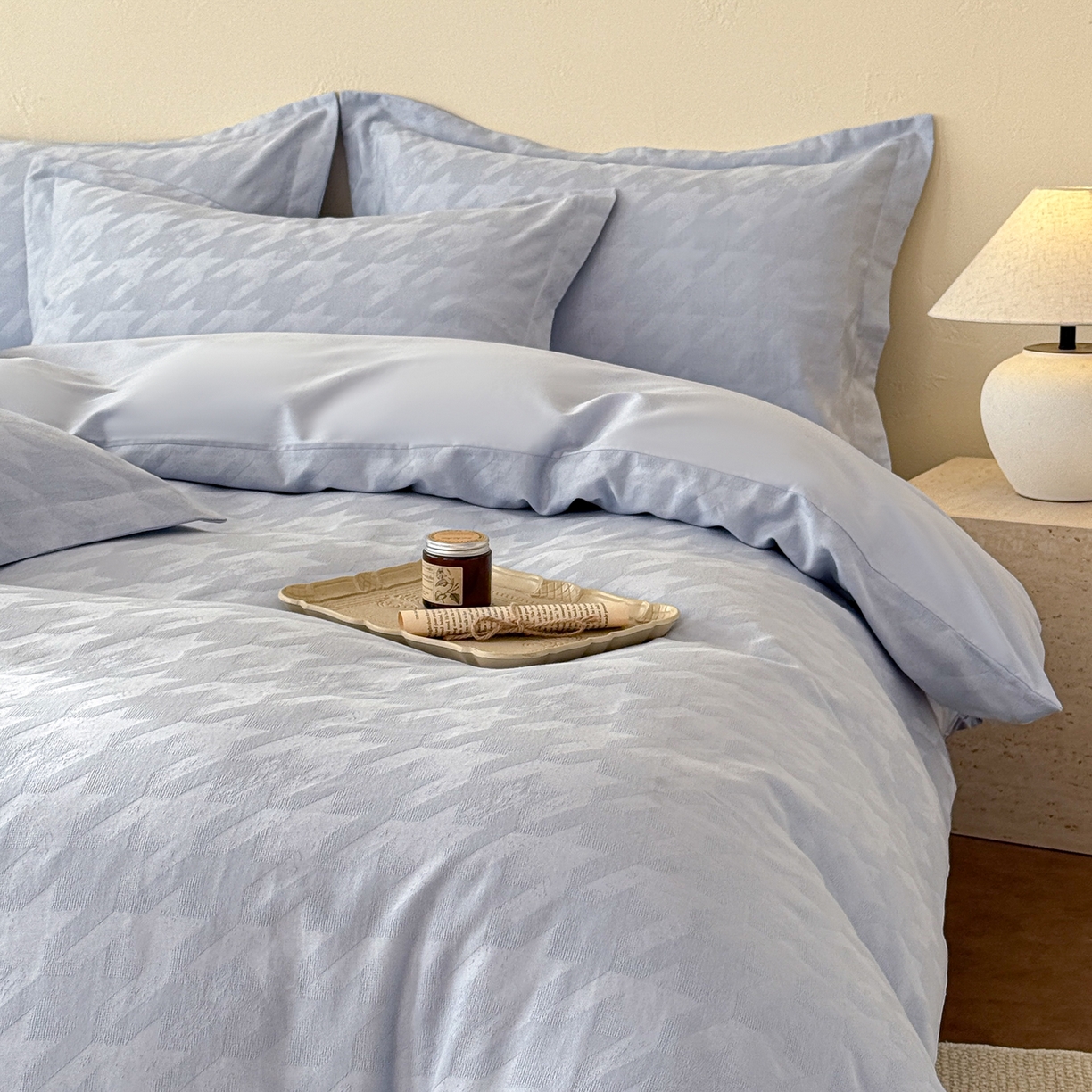 91家纺网 家纺一手货源 找家纺 慕尚家纺 2026新款A类60支长绒棉纯棉提花贡缎大提花光泽绸缎感四件套 肌理蓝