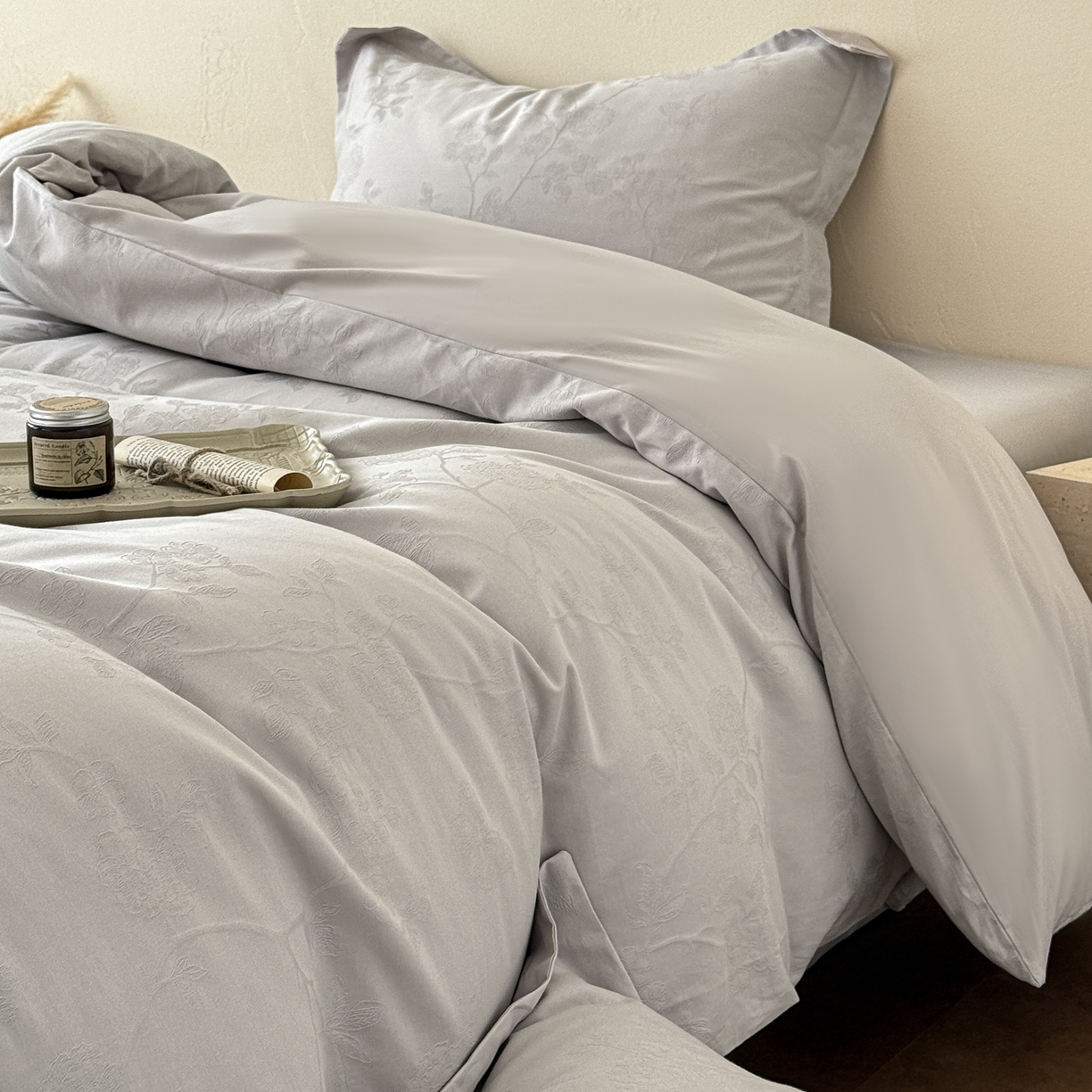 91家纺网 家纺一手货源 找家纺 慕尚家纺 2026新款A类60支长绒棉纯棉提花贡缎大提花光泽绸缎感四件套 清风蝶灰