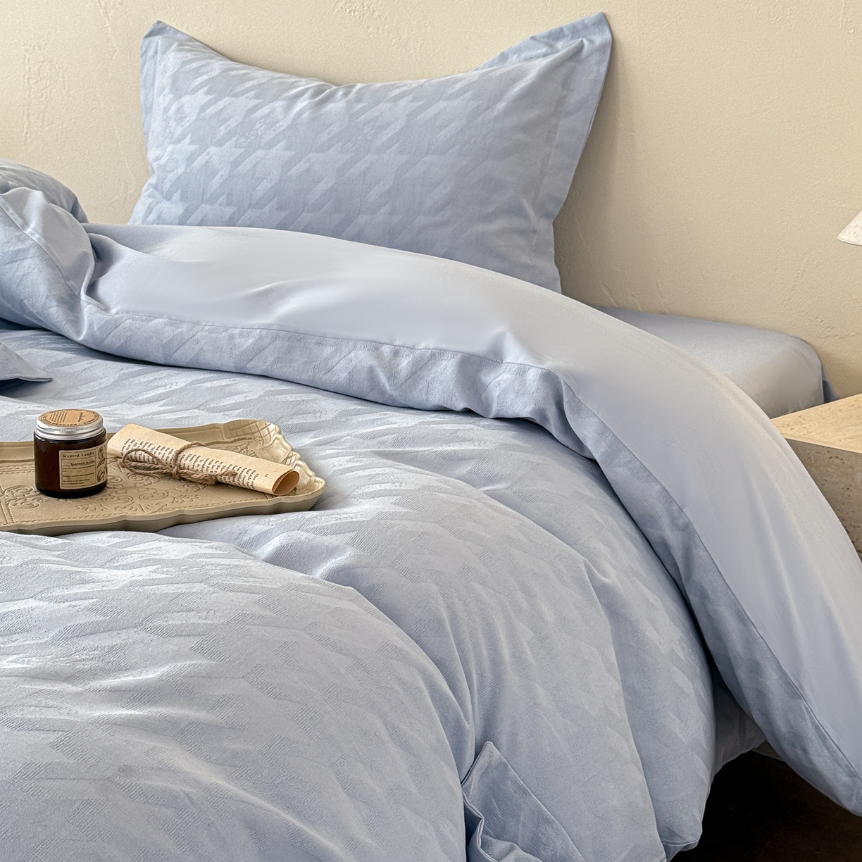 91家纺网 家纺一手货源 找家纺 慕尚家纺 2026新款A类60支长绒棉纯棉提花贡缎大提花光泽绸缎感四件套 肌理蓝