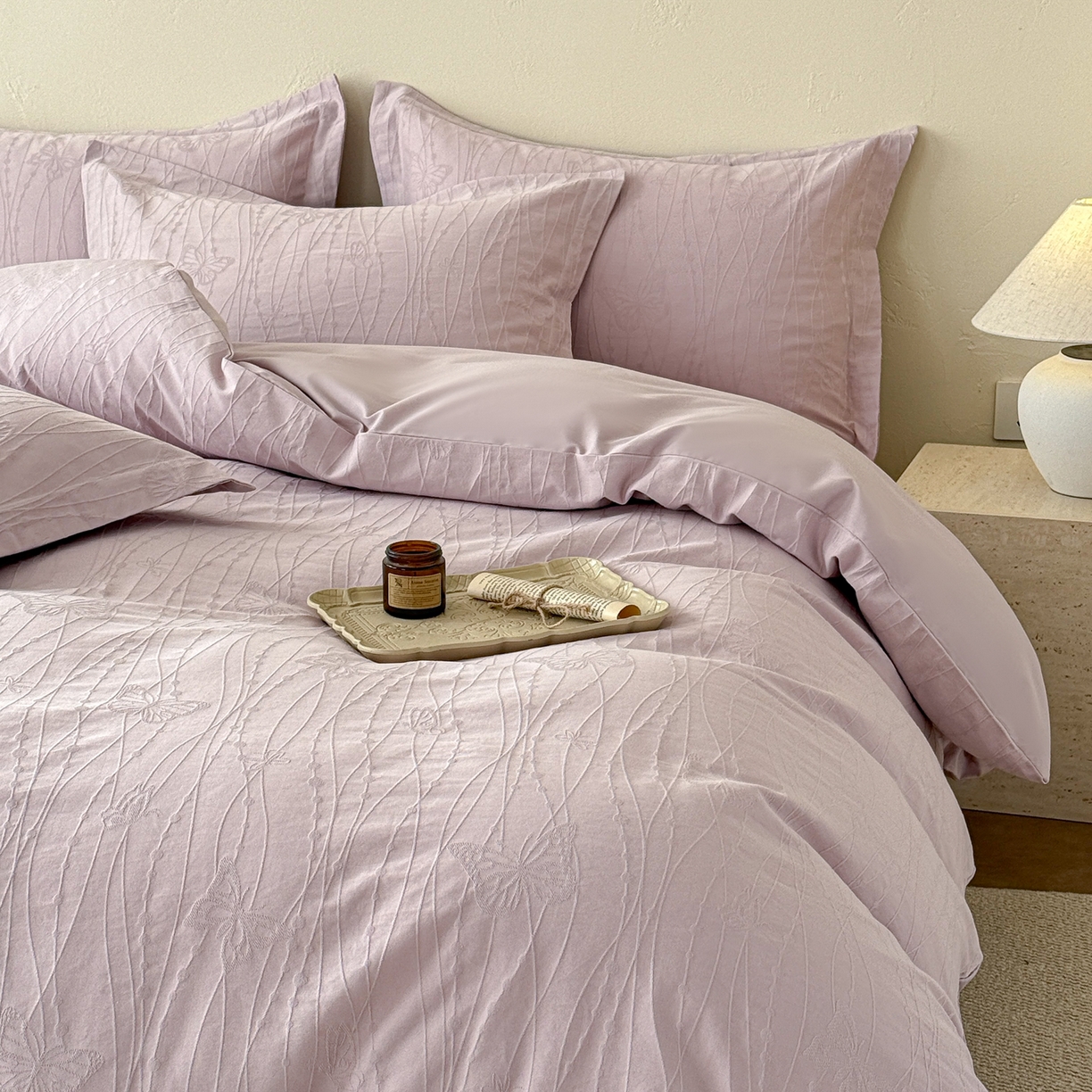 91家纺网 家纺一手货源 找家纺 慕尚家纺 2026新款A类60支长绒棉纯棉提花贡缎大提花光泽绸缎感四件套 线条蝴蝶紫