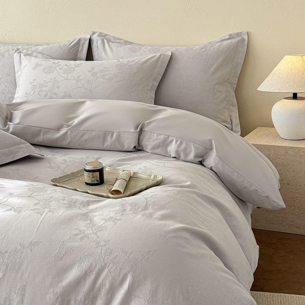 91家纺网 家纺一手货源 找家纺 慕尚家纺 2026新款A类60支长绒棉纯棉提花贡缎大提花光泽绸缎感四件套 清风蝶灰