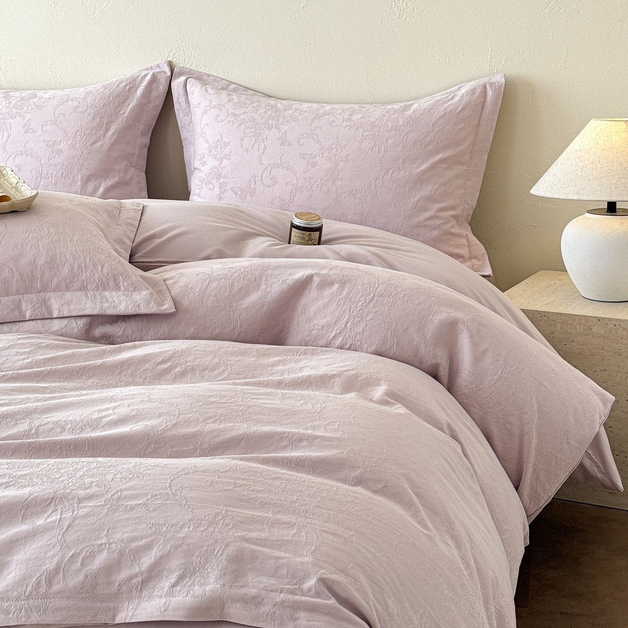 91家纺网 家纺一手货源 找家纺 慕尚家纺 2026新款A类60支长绒棉纯棉提花贡缎大提花光泽绸缎感四件套 鸢尾花蝶紫