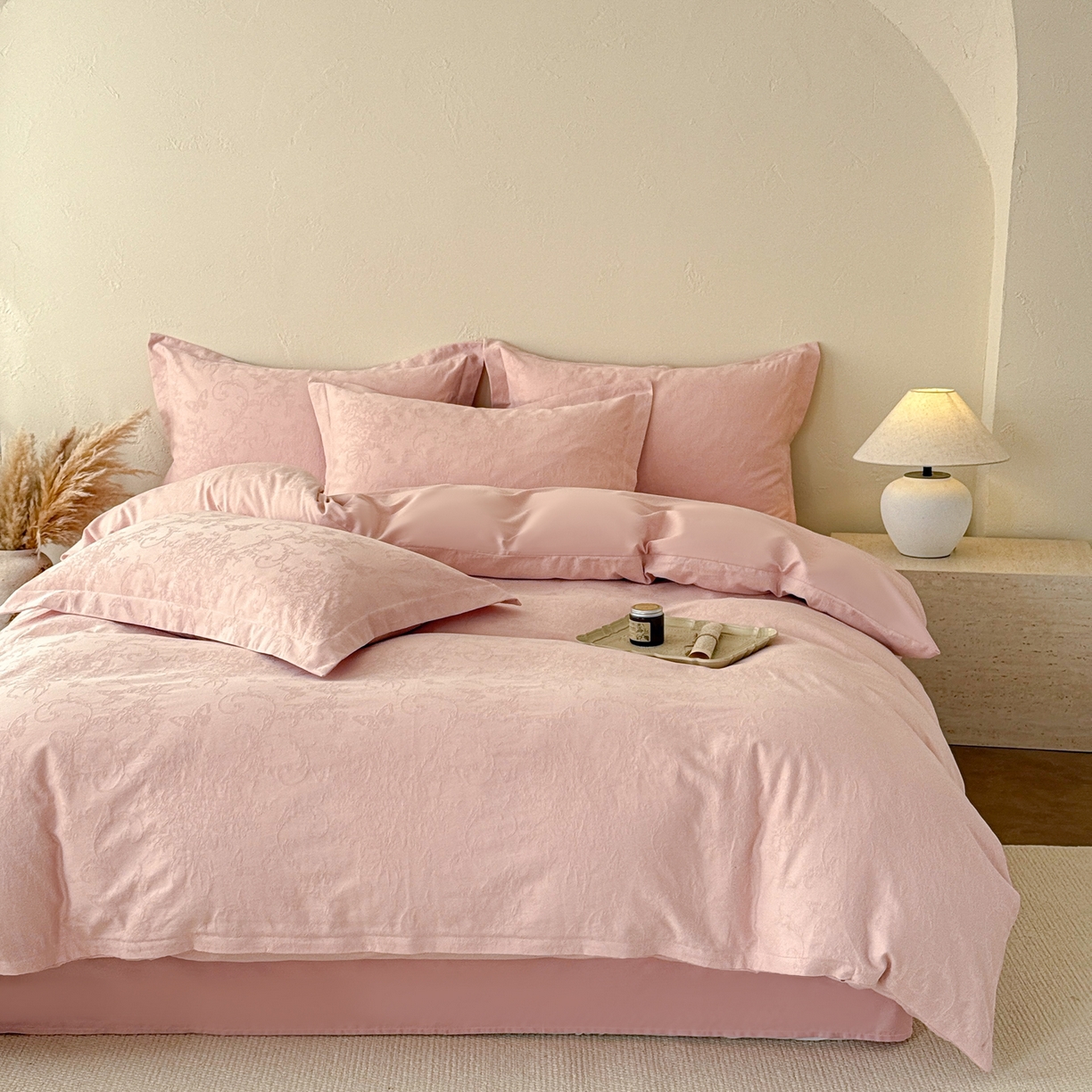 91家纺网 家纺一手货源 找家纺 慕尚家纺 2026新款A类60支长绒棉纯棉提花贡缎大提花光泽绸缎感四件套 鸢尾花蝶粉