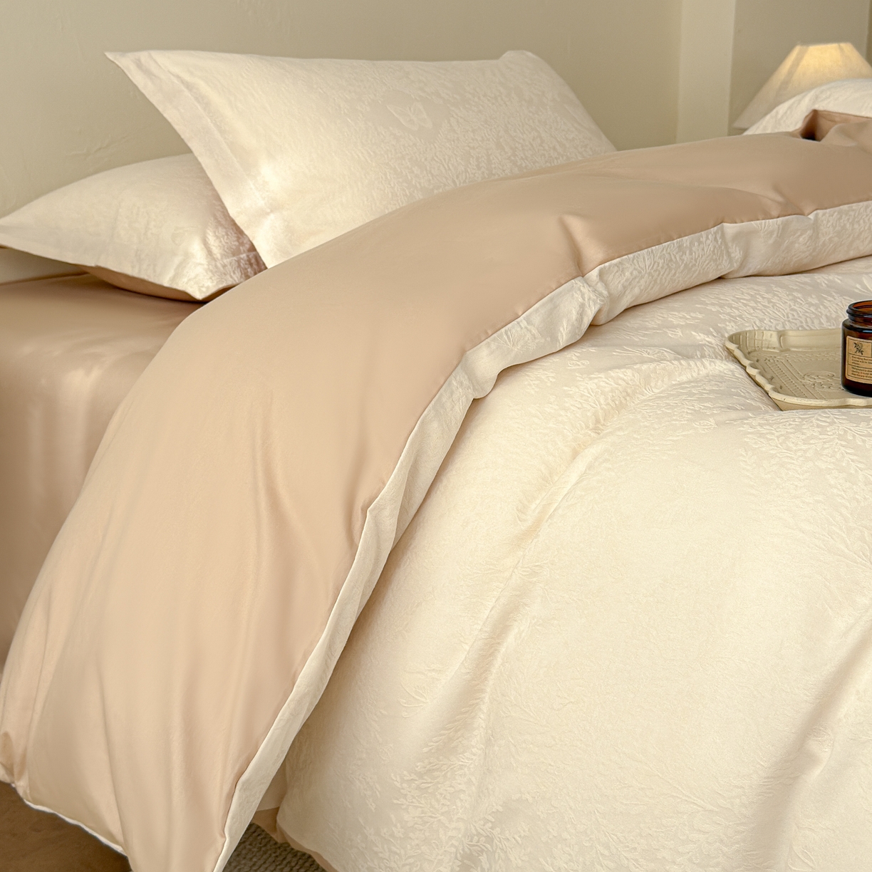 91家纺网 家纺一手货源 找家纺 慕尚家纺 2026新款A类60支长绒棉纯棉提花贡缎大提花光泽绸缎感四件套 麦穗蝴蝶米