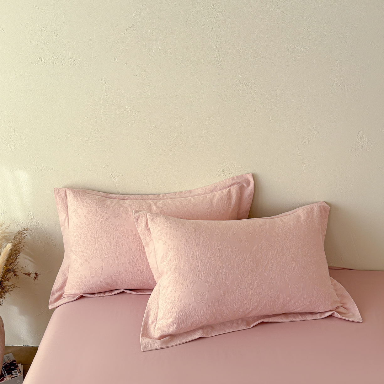 91家纺网 家纺一手货源 找家纺 慕尚家纺 2026新款A类60支长绒棉纯棉提花贡缎大提花光泽绸缎感四件套 麦穗蝴蝶粉