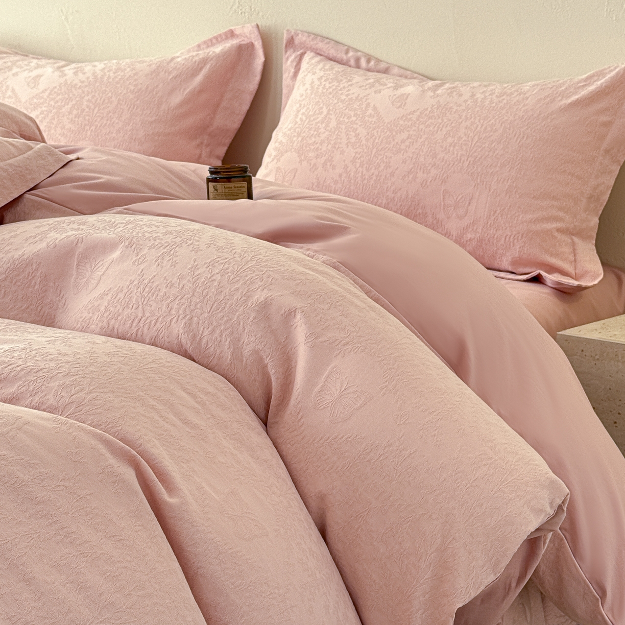 91家纺网 家纺一手货源 找家纺 慕尚家纺 2026新款A类60支长绒棉纯棉提花贡缎大提花光泽绸缎感四件套 麦穗蝴蝶粉