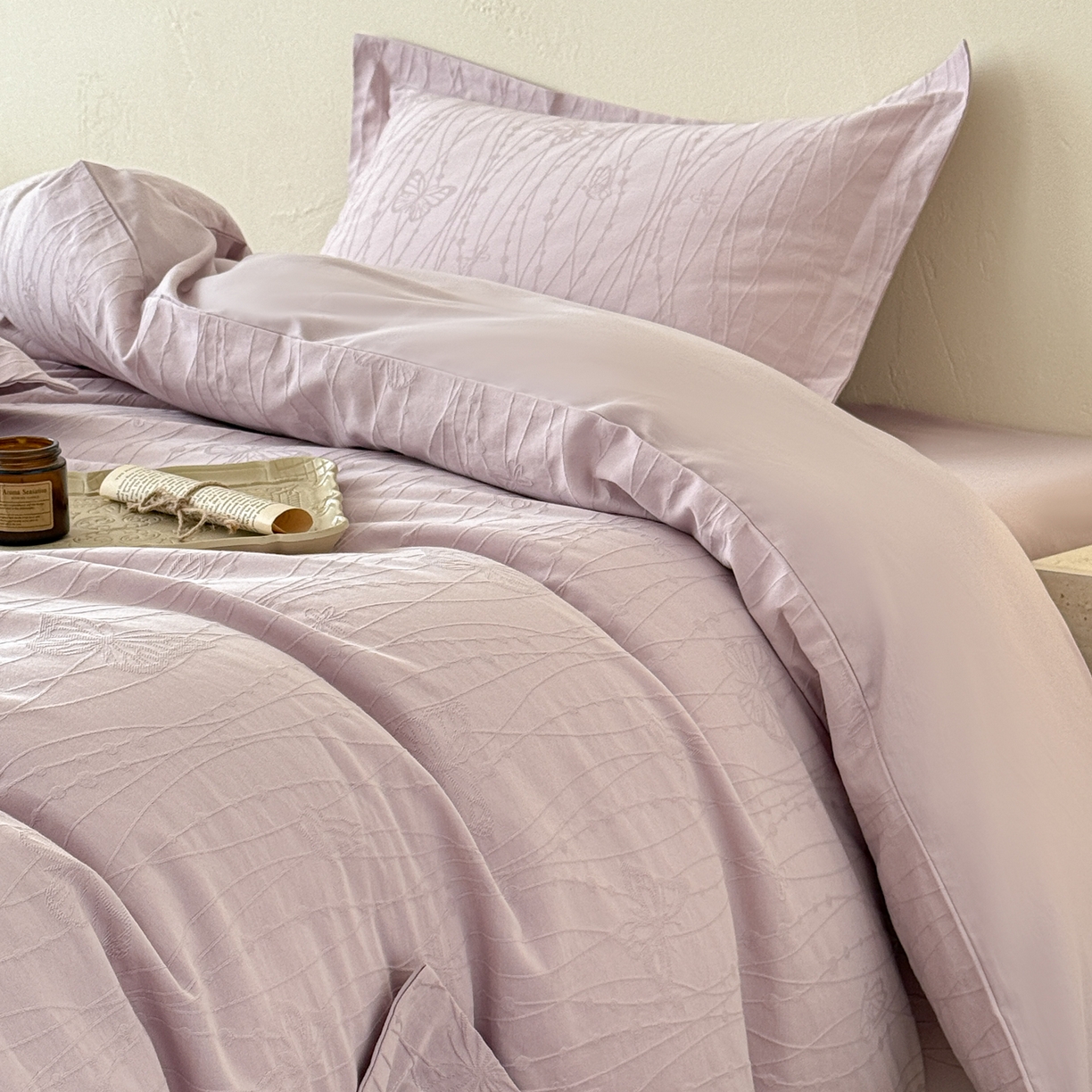 91家纺网 家纺一手货源 找家纺 慕尚家纺 2026新款A类60支长绒棉纯棉提花贡缎大提花光泽绸缎感四件套 线条蝴蝶紫