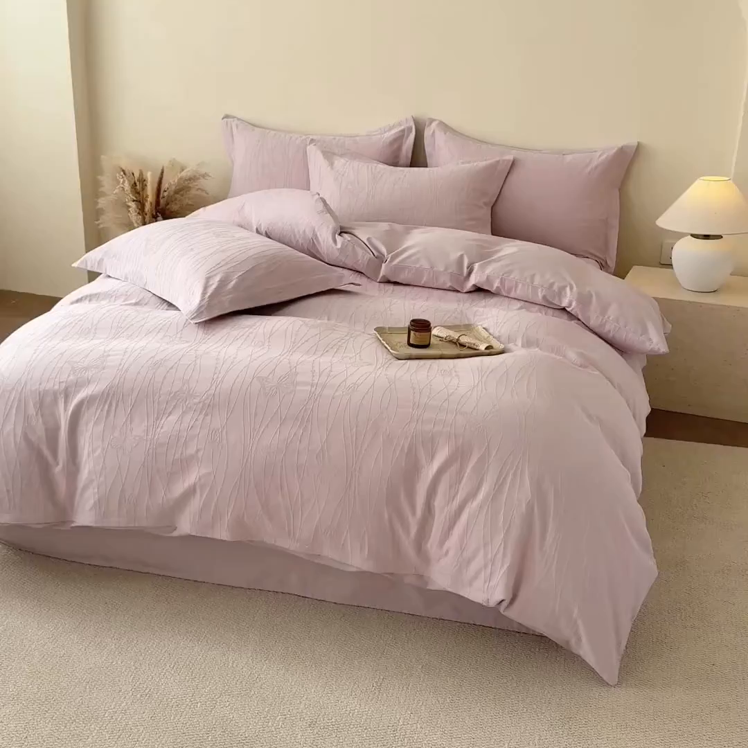 91家纺网 家纺一手货源 找家纺 慕尚家纺 2026新款A类60支长绒棉纯棉提花贡缎大提花光泽绸缎感四件套 线条蝴蝶紫