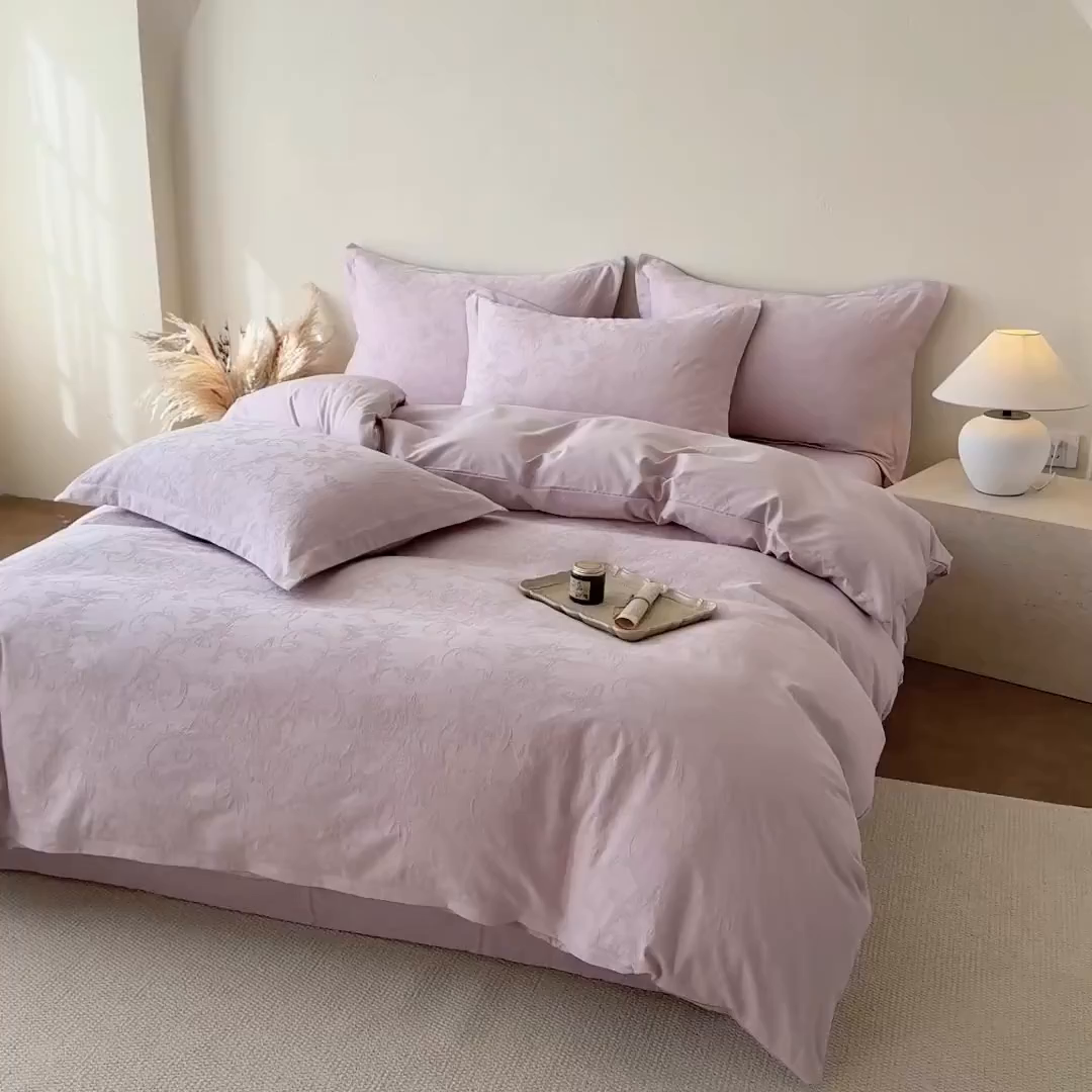 91家纺网 家纺一手货源 找家纺 慕尚家纺 2026新款A类60支长绒棉纯棉提花贡缎大提花光泽绸缎感四件套 鸢尾花蝶紫