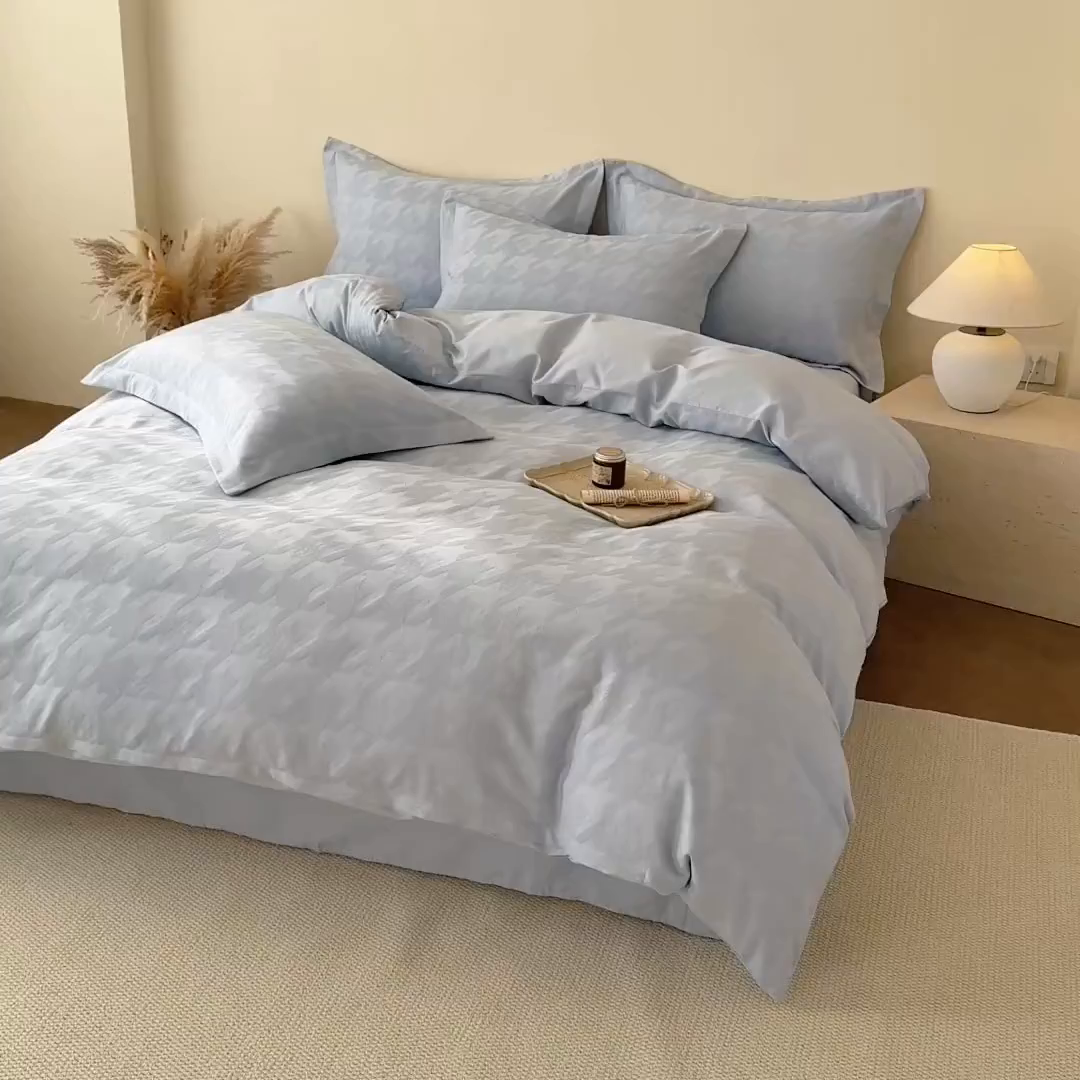 91家纺网 家纺一手货源 找家纺 慕尚家纺 2026新款A类60支长绒棉纯棉提花贡缎大提花光泽绸缎感四件套 肌理蓝