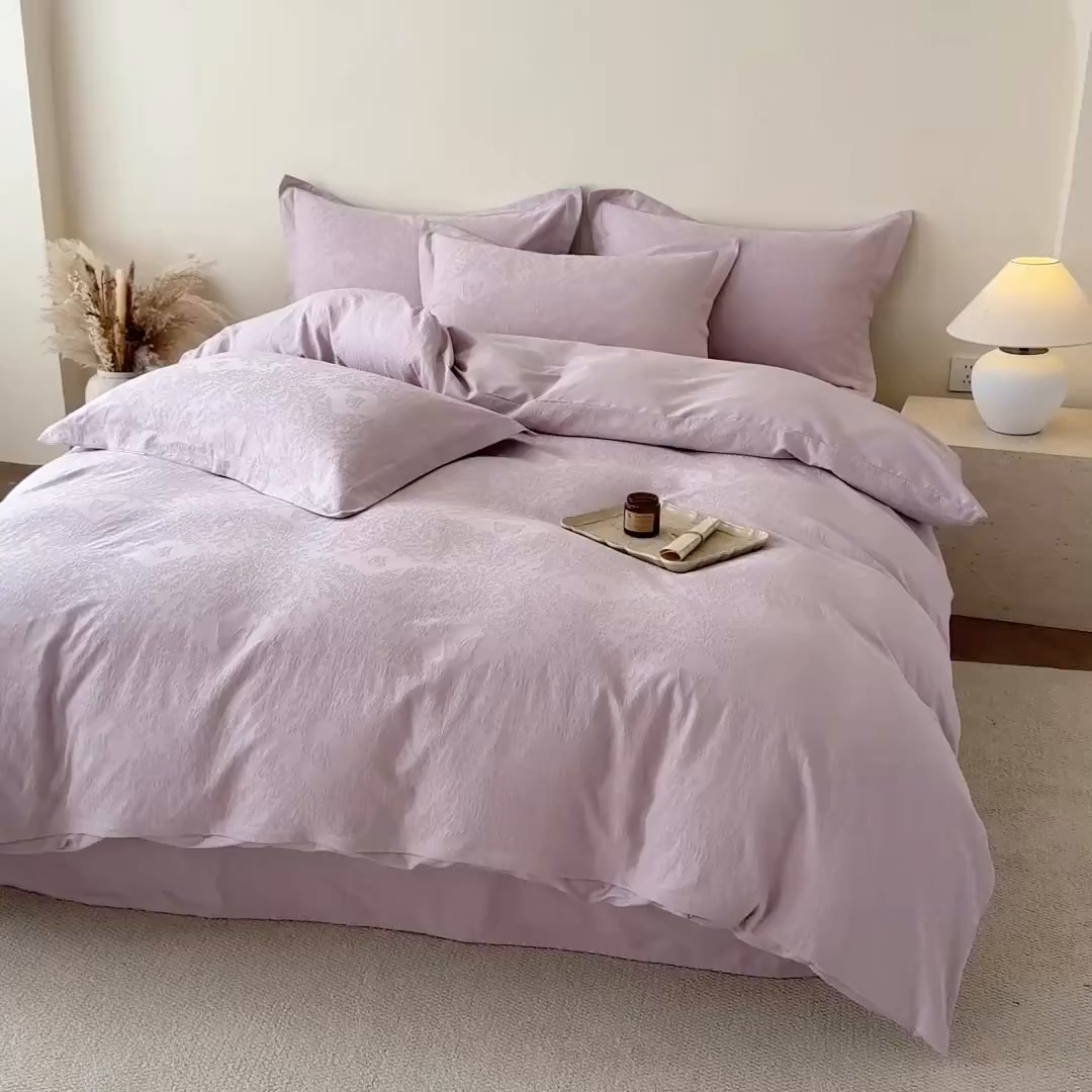 91家纺网 家纺一手货源 找家纺 慕尚家纺 2026新款A类60支长绒棉纯棉提花贡缎大提花光泽绸缎感四件套 麦穗蝴蝶紫