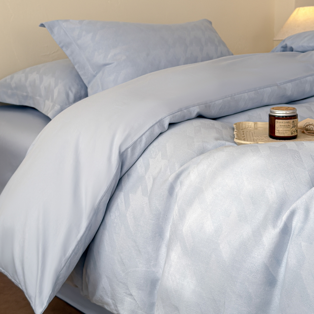 91家纺网 家纺一手货源 找家纺 慕尚家纺 2026新款A类60支长绒棉纯棉提花贡缎大提花光泽绸缎感四件套 肌理蓝