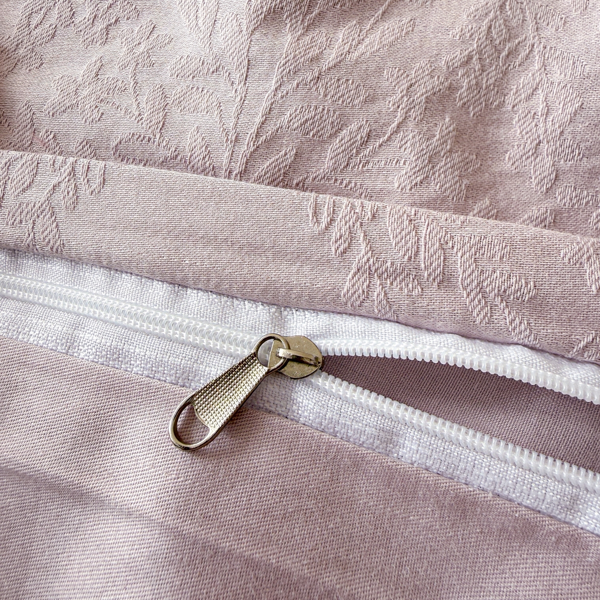 91家纺网 家纺一手货源 找家纺 慕尚家纺 2026新款A类60支长绒棉纯棉提花贡缎大提花光泽绸缎感四件套 麦穗蝴蝶紫