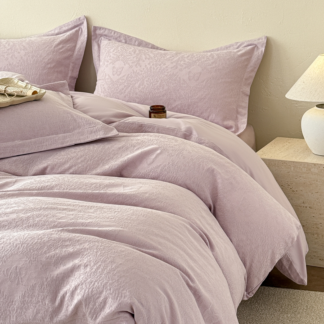 91家纺网 家纺一手货源 找家纺 慕尚家纺 2026新款A类60支长绒棉纯棉提花贡缎大提花光泽绸缎感四件套 麦穗蝴蝶紫