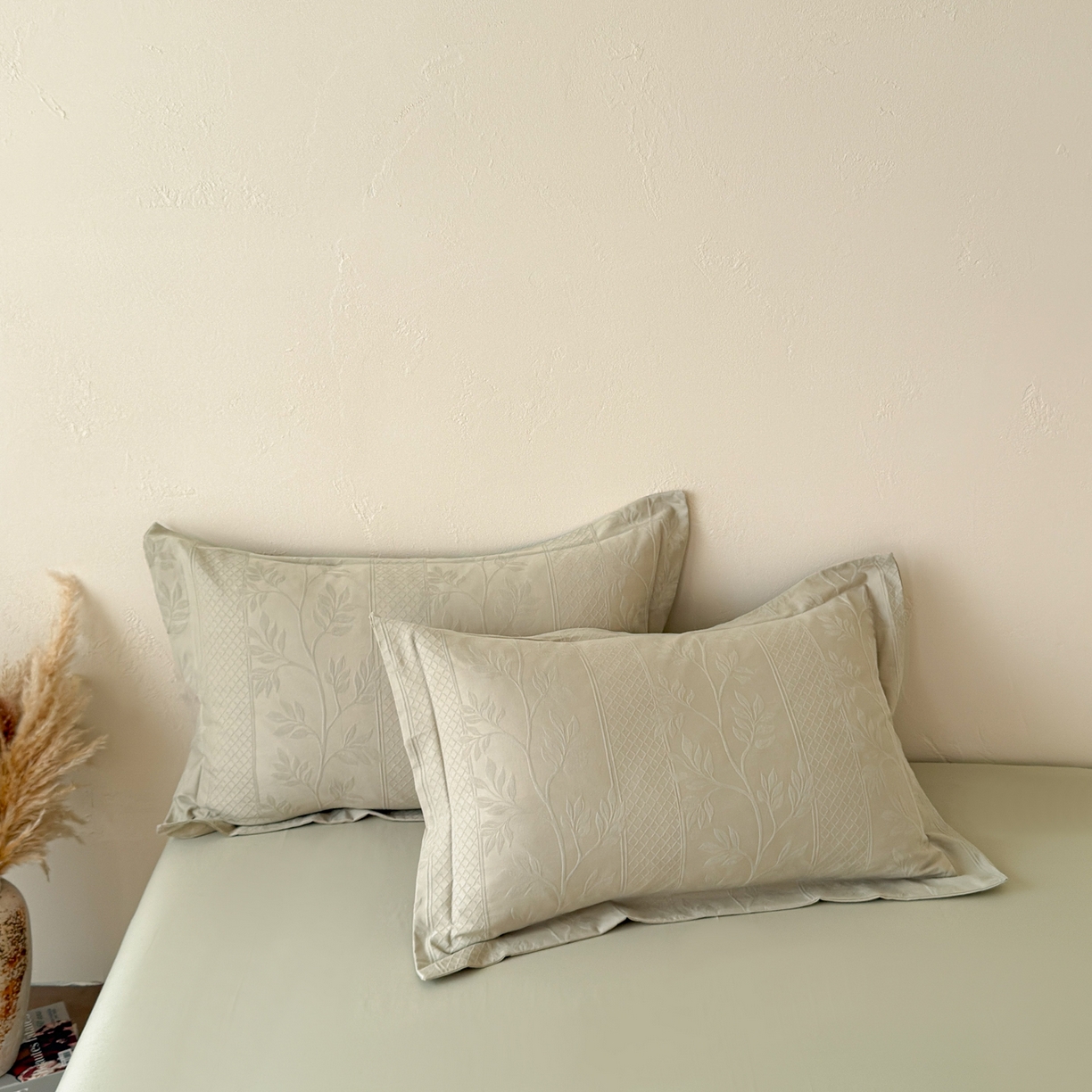 91家纺网 家纺一手货源 找家纺 慕尚家纺 2026新款A类60支长绒棉纯棉提花贡缎大提花光泽绸缎感四件套 花弄影绿