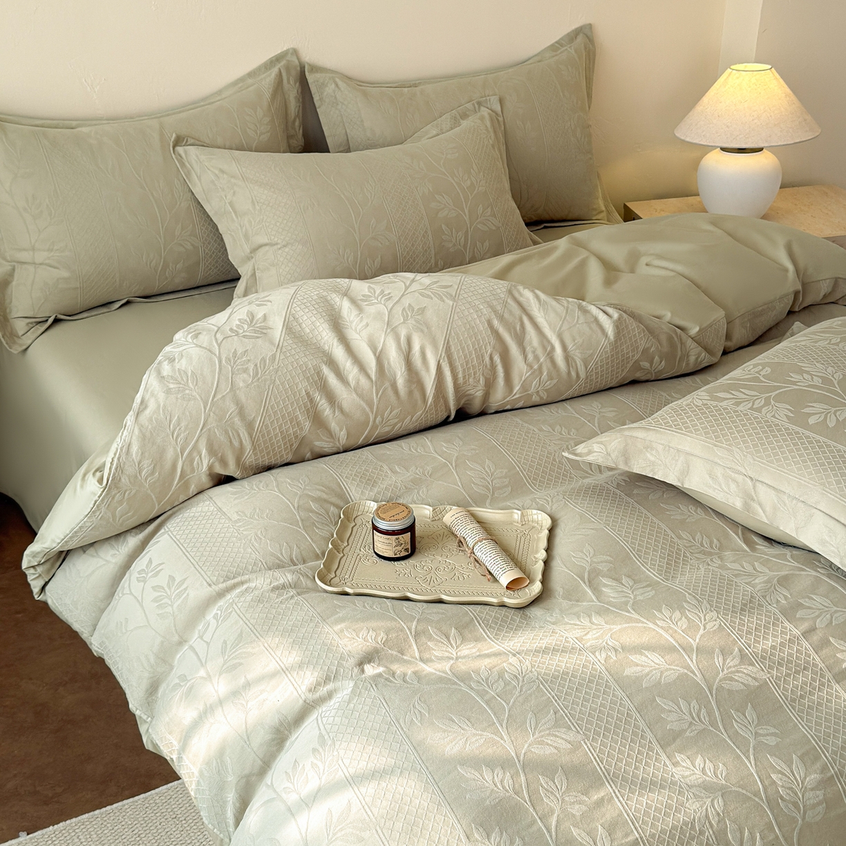 91家纺网 家纺一手货源 找家纺 慕尚家纺 2026新款A类60支长绒棉纯棉提花贡缎大提花光泽绸缎感四件套 花弄影绿