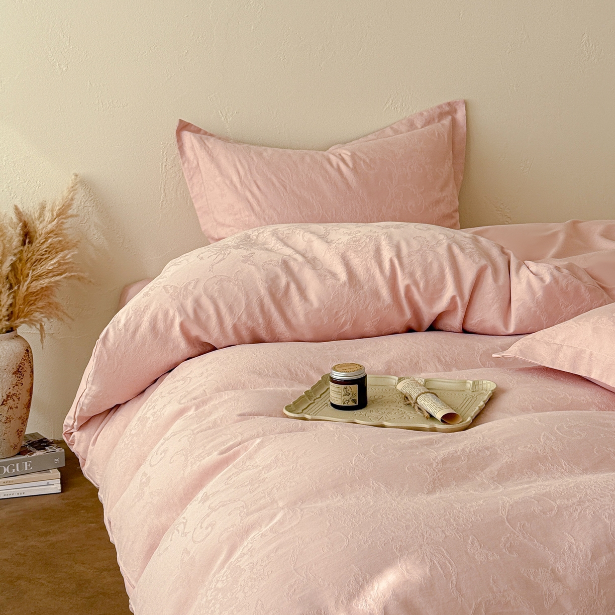 91家纺网 家纺一手货源 找家纺 慕尚家纺 2026新款A类60支长绒棉纯棉提花贡缎大提花光泽绸缎感四件套 鸢尾花蝶粉