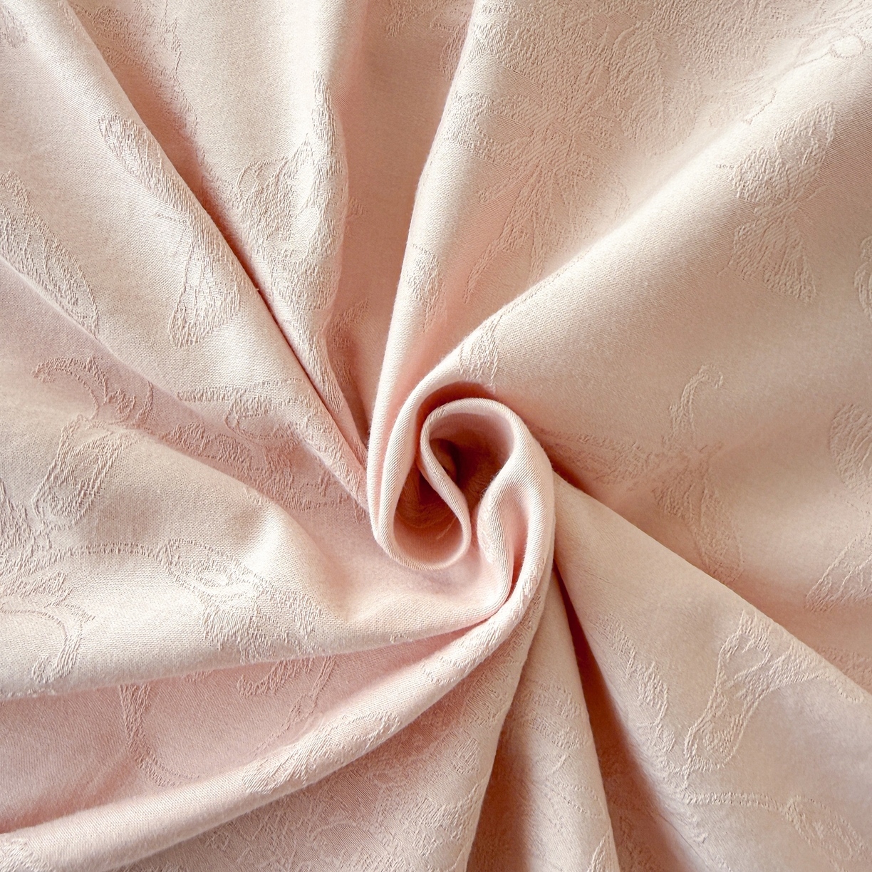 91家纺网 家纺一手货源 找家纺 慕尚家纺 2026新款A类60支长绒棉纯棉提花贡缎大提花光泽绸缎感四件套 鸢尾花蝶粉