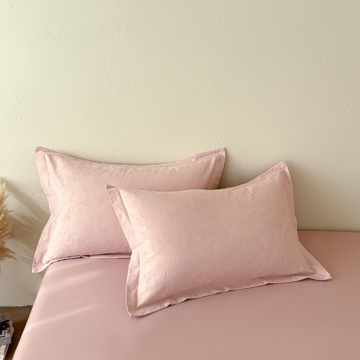 91家纺网 家纺一手货源 找家纺 慕尚家纺 2026新款A类60支长绒棉纯棉提花贡缎大提花光泽绸缎感四件套 鸢尾花蝶粉