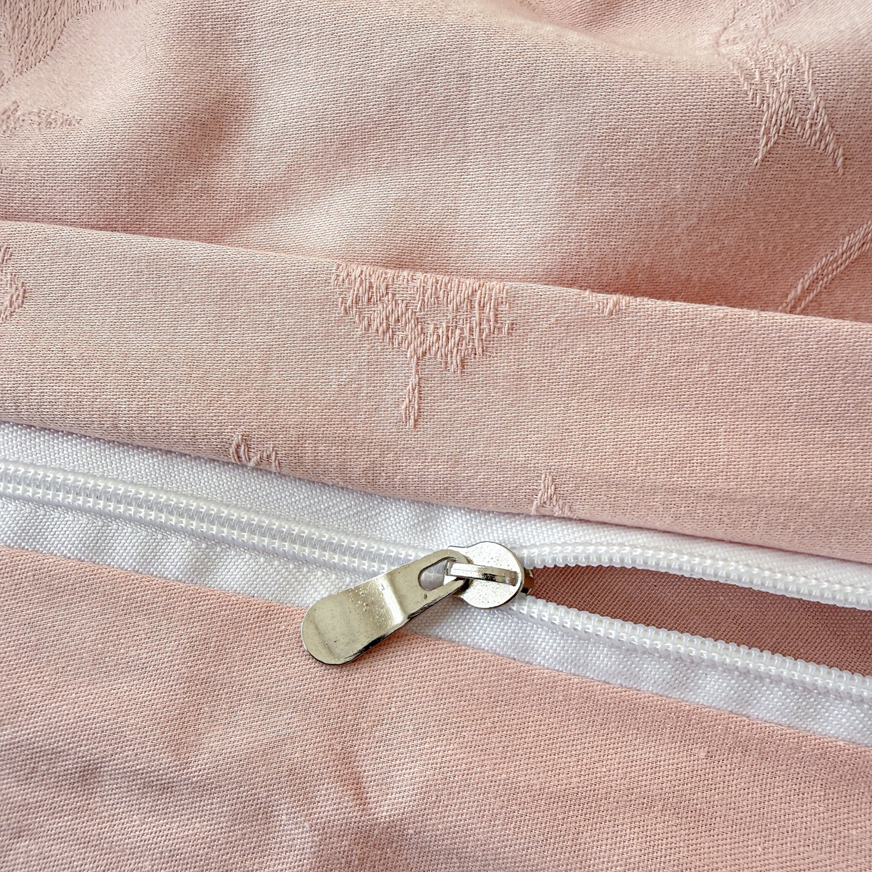 91家纺网 家纺一手货源 找家纺 慕尚家纺 2026新款A类60支长绒棉纯棉提花贡缎大提花光泽绸缎感四件套 鸢尾花蝶粉