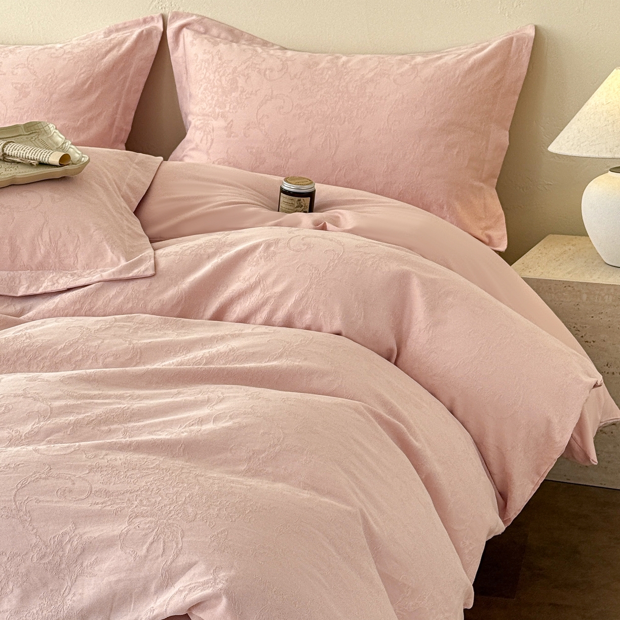 91家纺网 家纺一手货源 找家纺 慕尚家纺 2026新款A类60支长绒棉纯棉提花贡缎大提花光泽绸缎感四件套 鸢尾花蝶粉