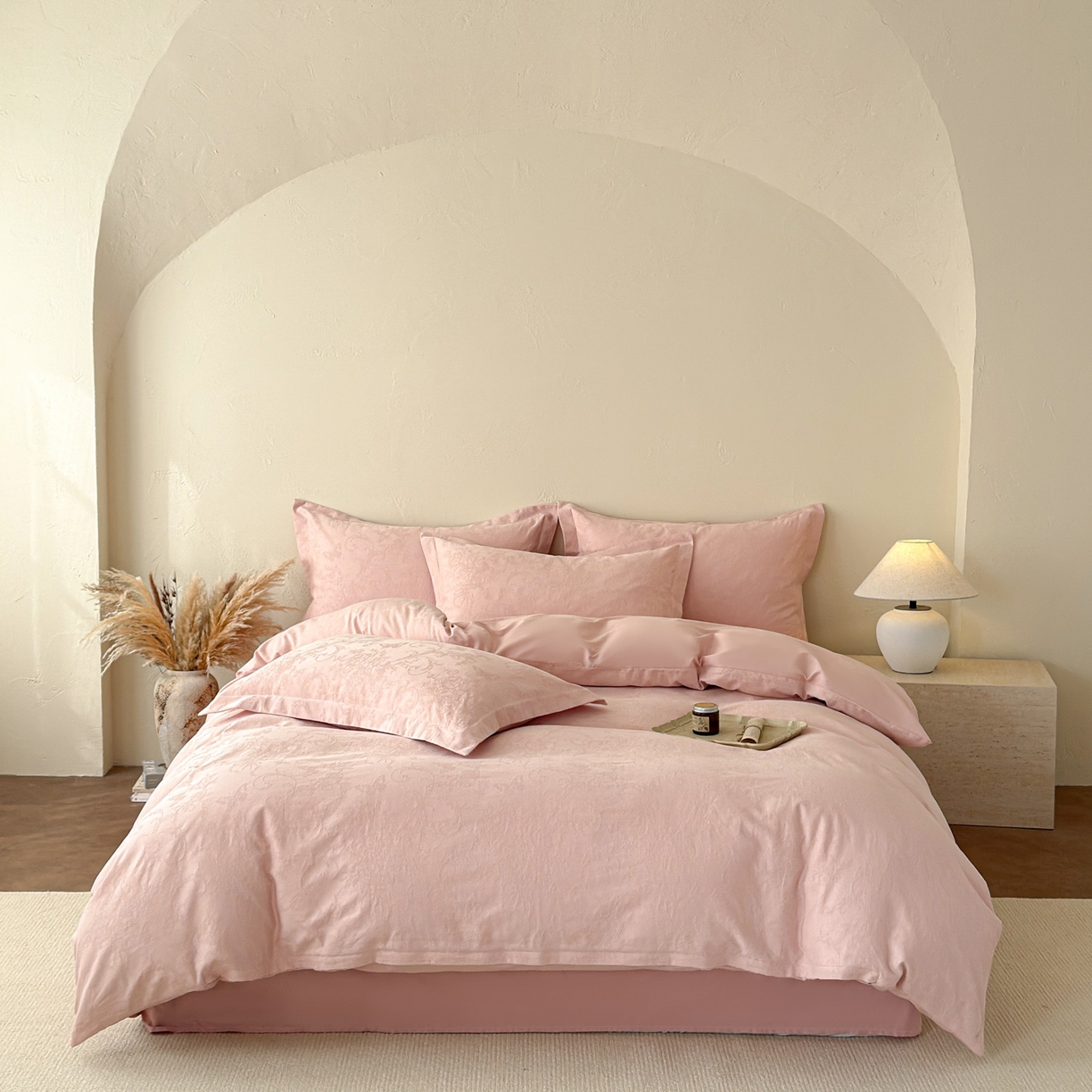 91家纺网 家纺一手货源 找家纺 慕尚家纺 2026新款A类60支长绒棉纯棉提花贡缎大提花光泽绸缎感四件套 鸢尾花蝶粉