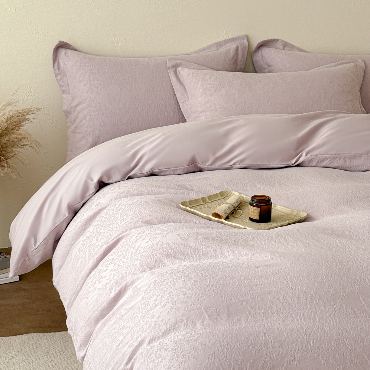 91家纺网 家纺一手货源 找家纺 慕尚家纺 2026新款A类60支长绒棉纯棉提花贡缎大提花光泽绸缎感四件套 麦穗蝴蝶紫