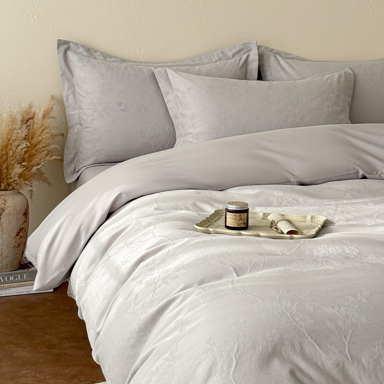 91家纺网 家纺一手货源 找家纺 慕尚家纺 2026新款A类60支长绒棉纯棉提花贡缎大提花光泽绸缎感四件套 清风蝶灰