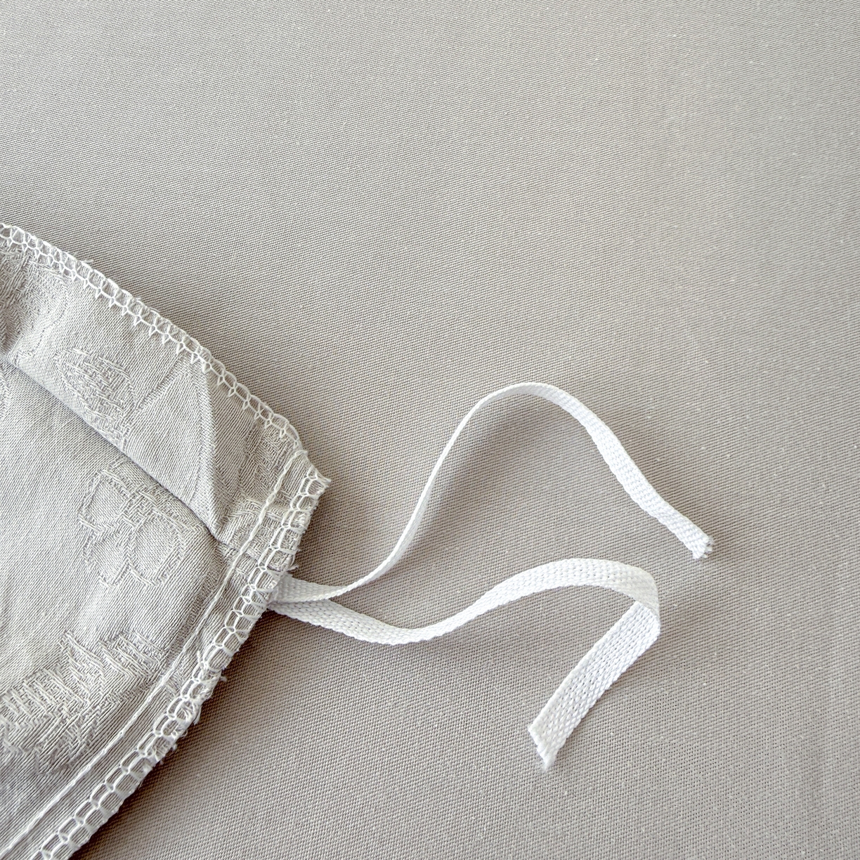 91家纺网 家纺一手货源 找家纺 慕尚家纺 2026新款A类60支长绒棉纯棉提花贡缎大提花光泽绸缎感四件套 清风蝶灰