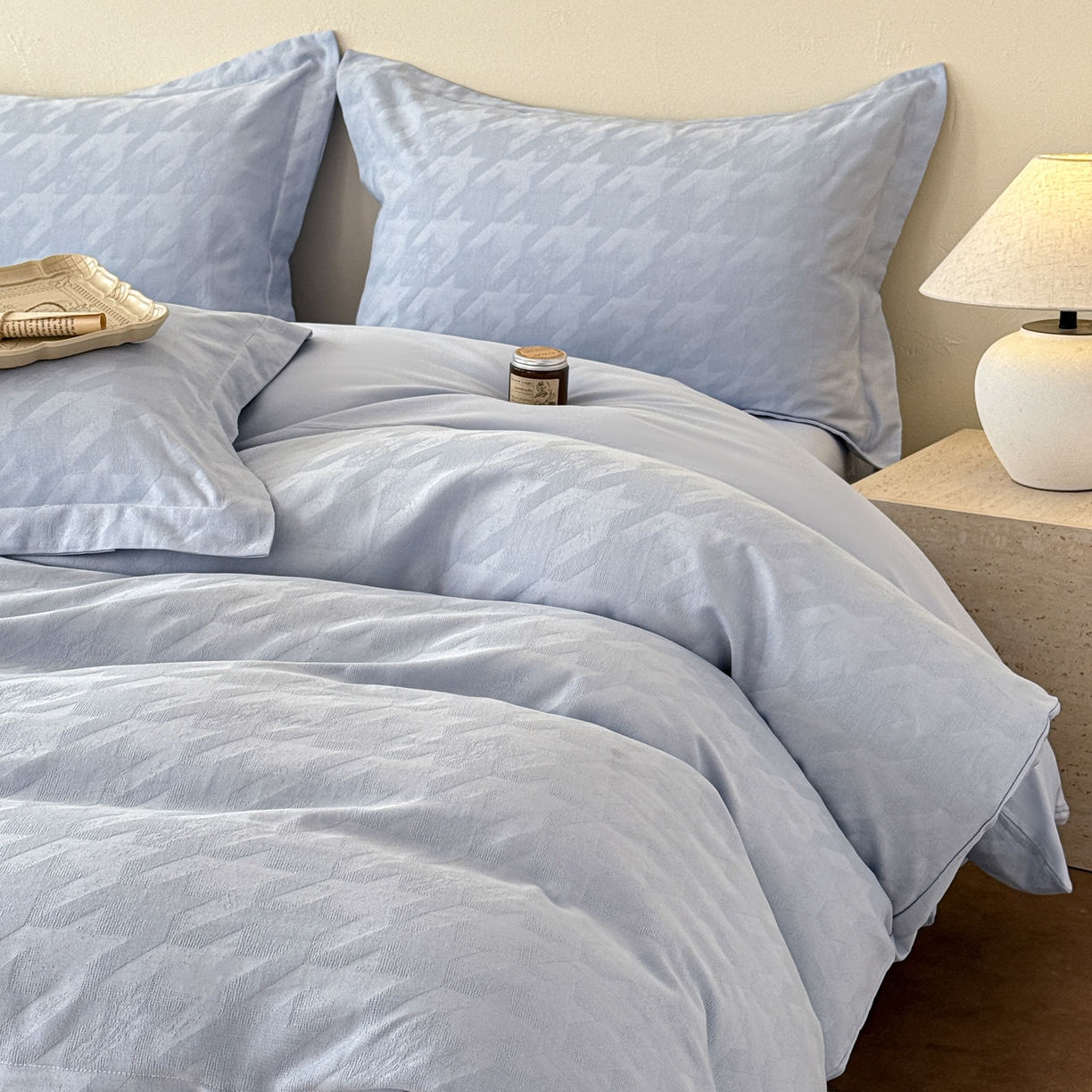 91家纺网 家纺一手货源 找家纺 慕尚家纺 2026新款A类60支长绒棉纯棉提花贡缎大提花光泽绸缎感四件套 肌理蓝