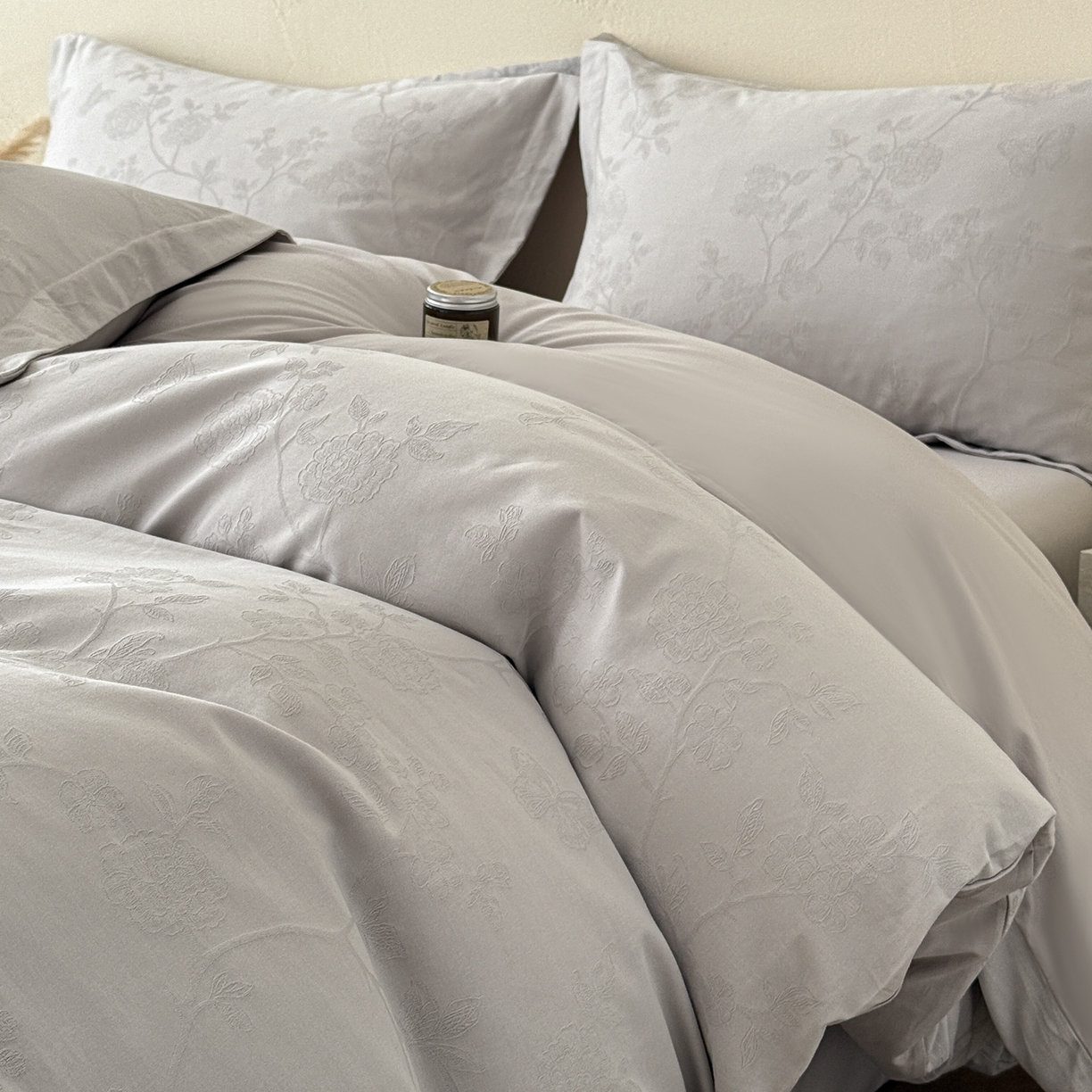 91家纺网 家纺一手货源 找家纺 慕尚家纺 2026新款A类60支长绒棉纯棉提花贡缎大提花光泽绸缎感四件套 清风蝶灰