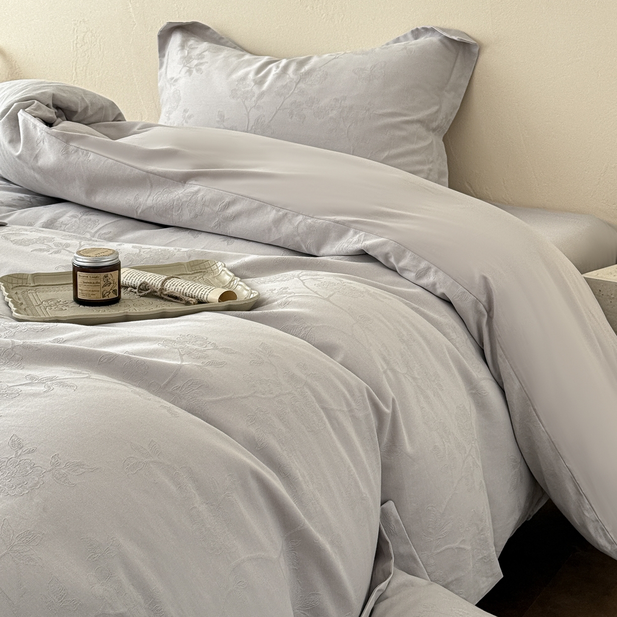 91家纺网 家纺一手货源 找家纺 慕尚家纺 2026新款A类60支长绒棉纯棉提花贡缎大提花光泽绸缎感四件套 清风蝶灰