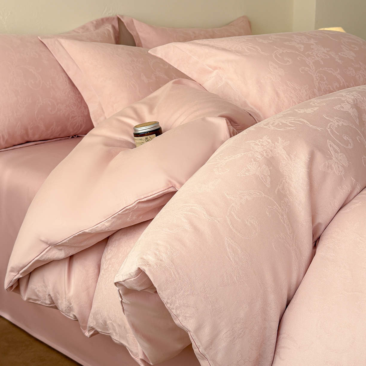 慕尚家纺 2026新款A类60支长绒棉纯棉提花贡缎大提花光泽绸缎感四件套 鸢尾花蝶粉