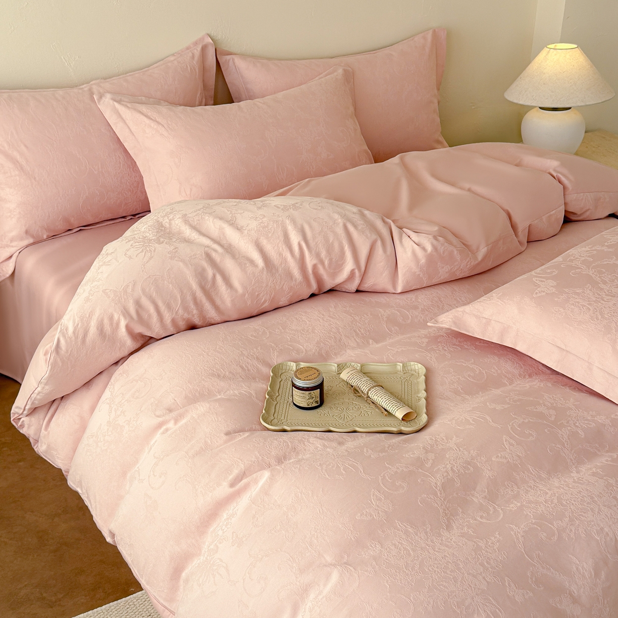 91家纺网 家纺一手货源 找家纺 慕尚家纺 2026新款A类60支长绒棉纯棉提花贡缎大提花光泽绸缎感四件套 鸢尾花蝶粉