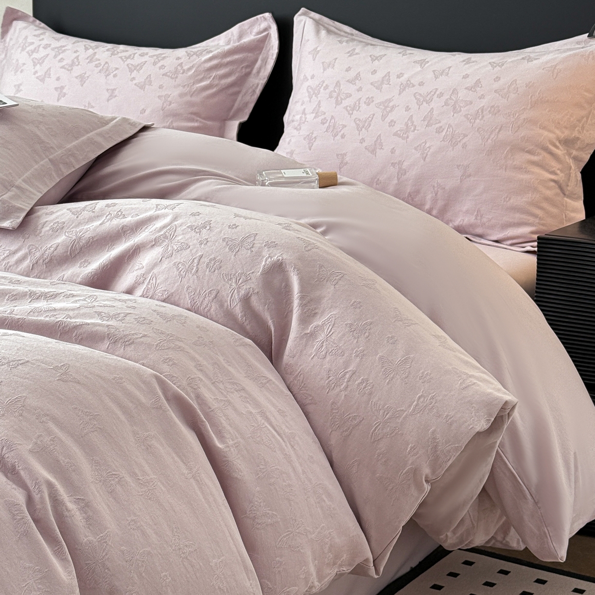 91家纺网 家纺一手货源 找家纺 慕尚家纺 2026新款A类60支长绒棉纯棉提花贡缎大提花光泽绸缎感四件套 蝴蝶飞紫