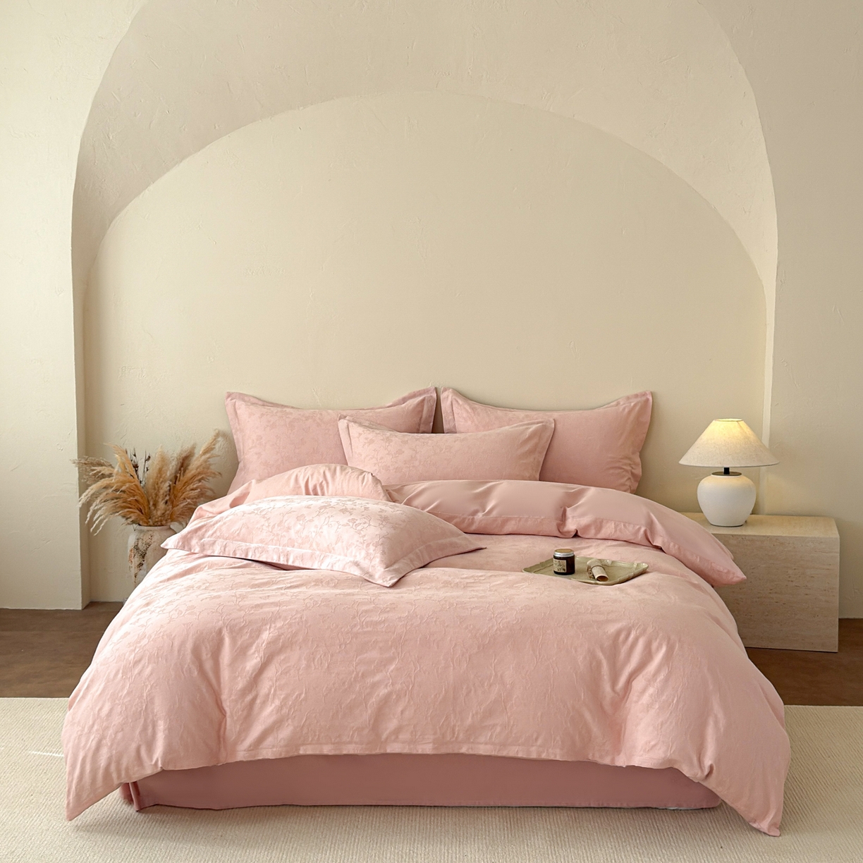 91家纺网 家纺一手货源 找家纺 慕尚家纺 2026新款A类60支长绒棉纯棉提花贡缎大提花光泽绸缎感四件套 花蝶粉