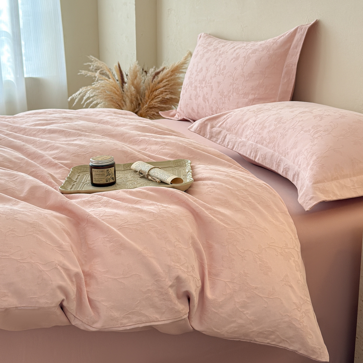 91家纺网 家纺一手货源 找家纺 慕尚家纺 2026新款A类60支长绒棉纯棉提花贡缎大提花光泽绸缎感四件套 花蝶粉