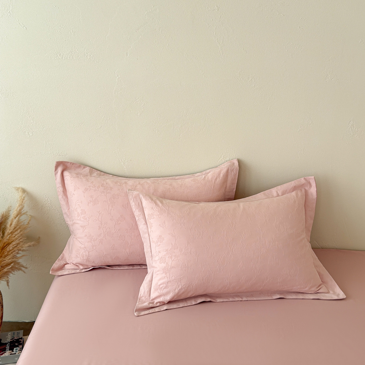 91家纺网 家纺一手货源 找家纺 慕尚家纺 2026新款A类60支长绒棉纯棉提花贡缎大提花光泽绸缎感四件套 花蝶粉