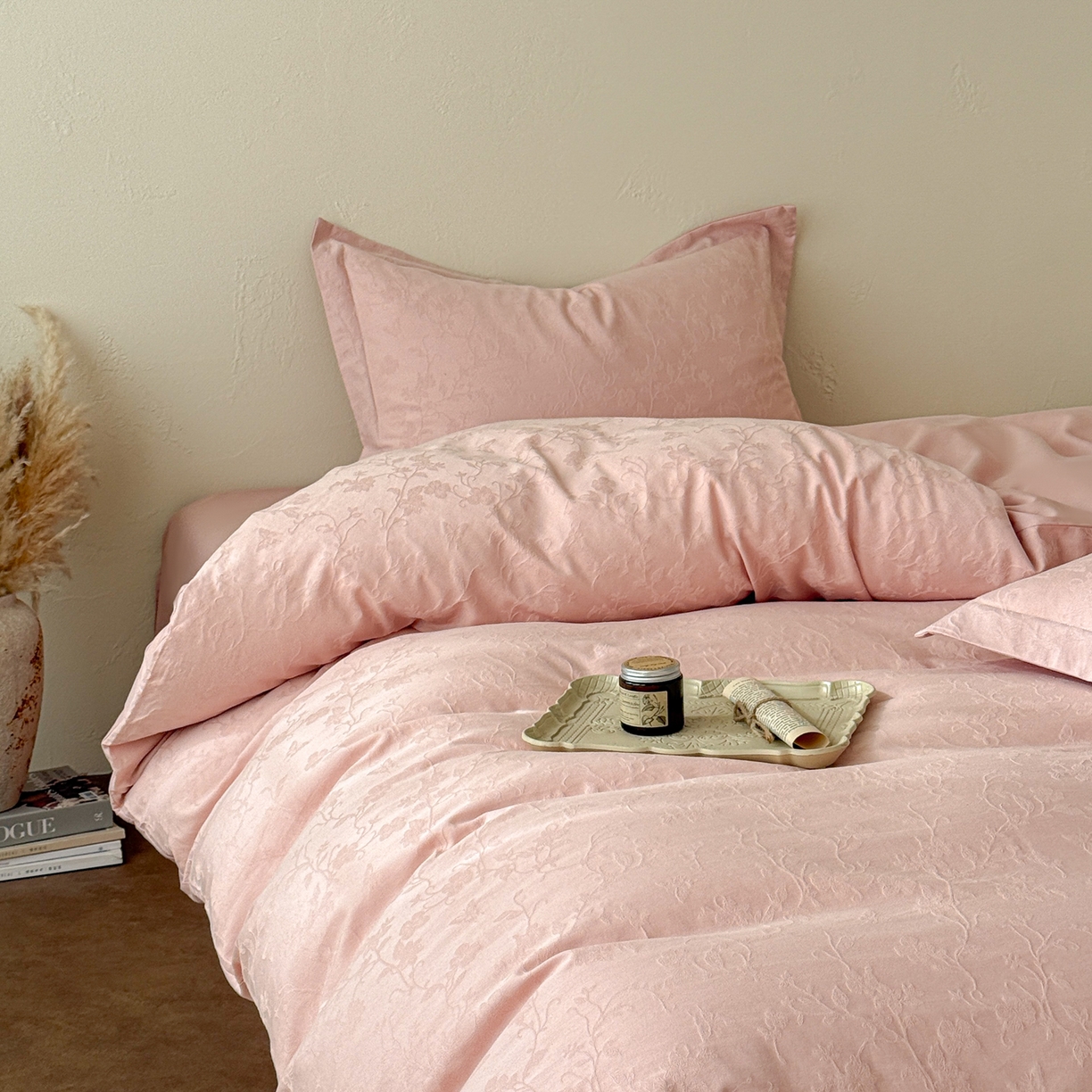 91家纺网 家纺一手货源 找家纺 慕尚家纺 2026新款A类60支长绒棉纯棉提花贡缎大提花光泽绸缎感四件套 花蝶粉