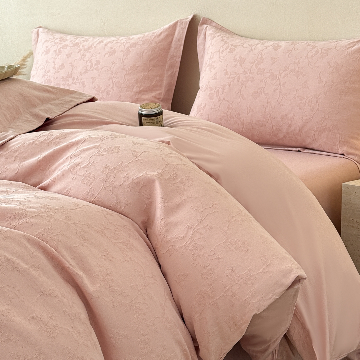 91家纺网 家纺一手货源 找家纺 慕尚家纺 2026新款A类60支长绒棉纯棉提花贡缎大提花光泽绸缎感四件套 花蝶粉