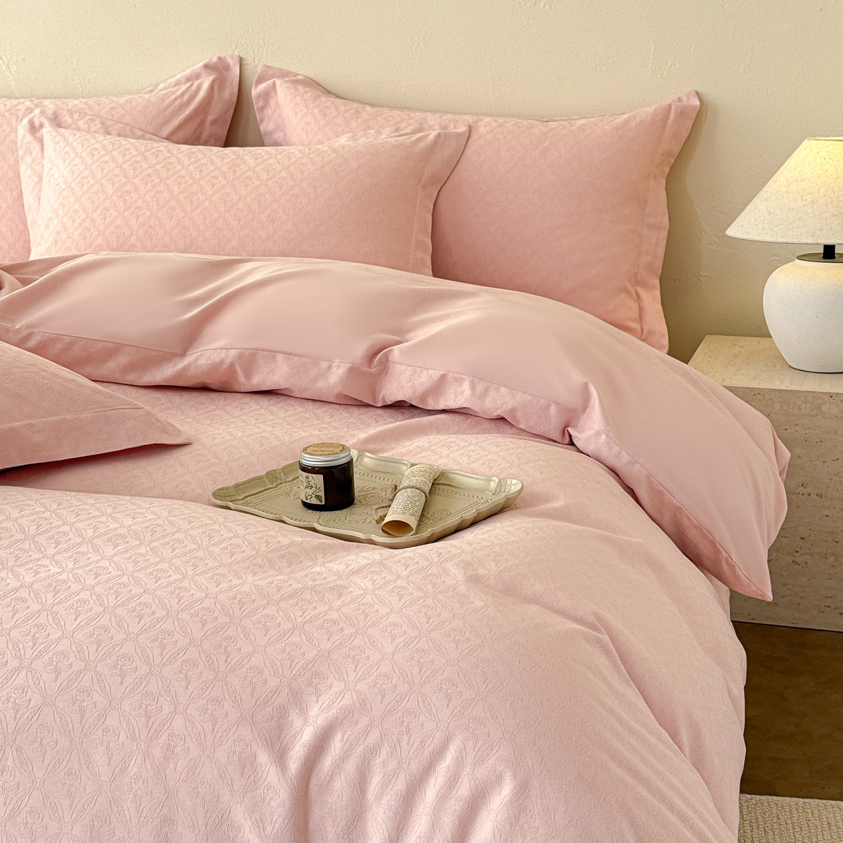 91家纺网 家纺一手货源 找家纺 慕尚家纺 2026新款A类60支长绒棉纯棉提花贡缎大提花光泽绸缎感四件套 陌上花开粉