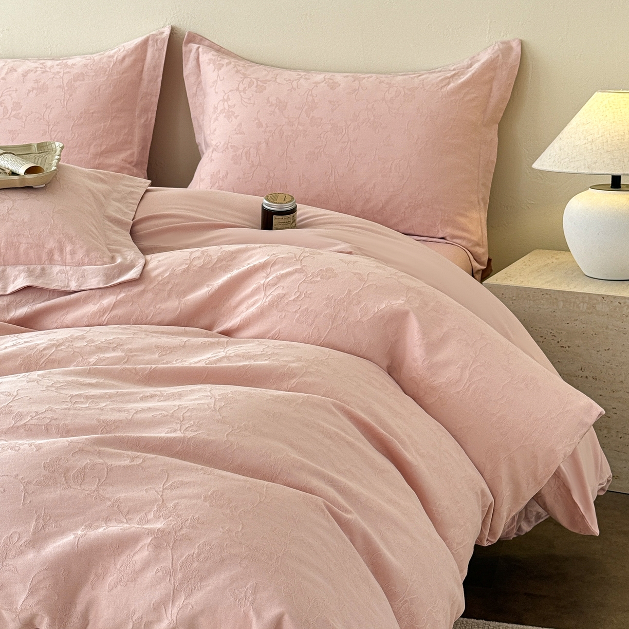 91家纺网 家纺一手货源 找家纺 慕尚家纺 2026新款A类60支长绒棉纯棉提花贡缎大提花光泽绸缎感四件套 花蝶粉